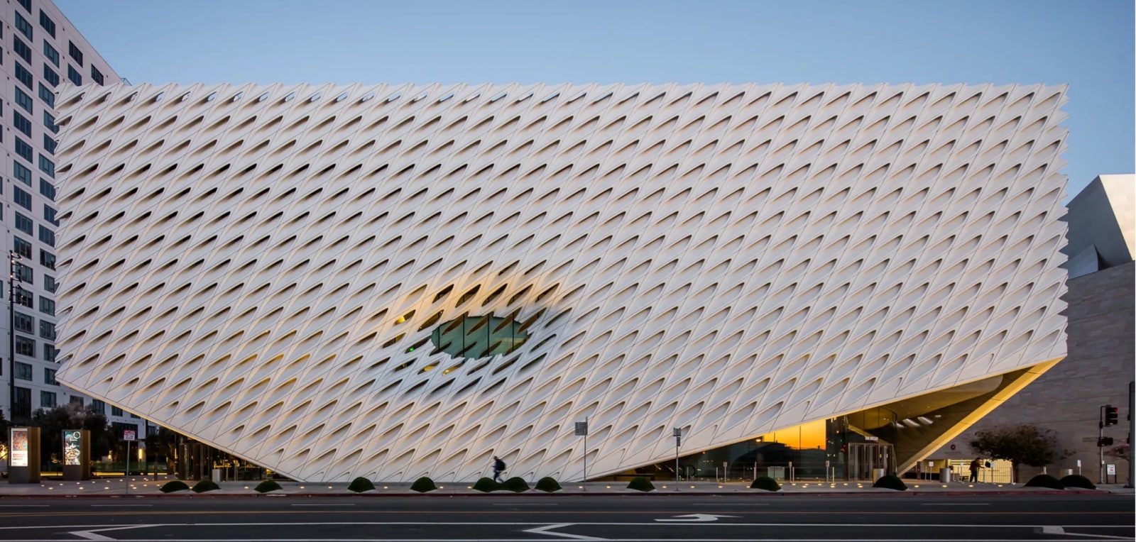 visitors queuing outside The Broad museum on Bunker Hill
