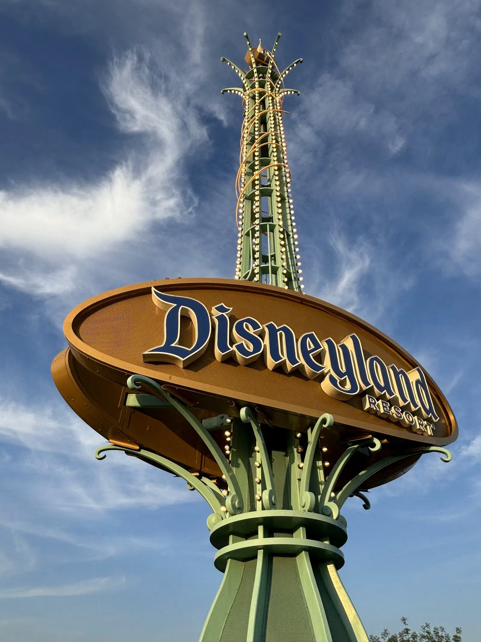 Disneyland Resort Toy Story Parking Area-shuttle (gerund door Mosaic Global Transportation), Los Angeles