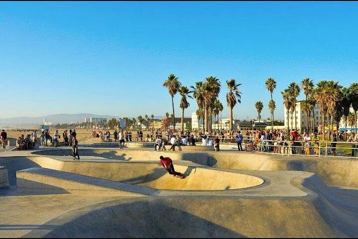 Venice, Los Ángeles: El barrio de Venice, dentro del reportaje de paseo marítimo a canales